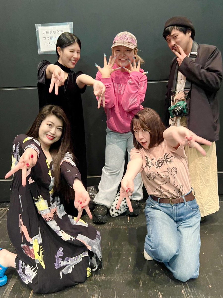 gokujo_sekai's tweet photo. ポルノスターみてきたよ！面白楽しかった🥳🥳カオス空間からのアゲソングでぶち上げ〜で気持ちよかったです😍😍脳みそフワフワ〜🧠☁️

僭越ながら極上世界でお花を出させていただきました💐✨💐

ベッド・イン様監修のソングが最高すぎてサントラ希望🙋‍♀️ #音楽劇ポルノスター https://t.co/H357OepVGe