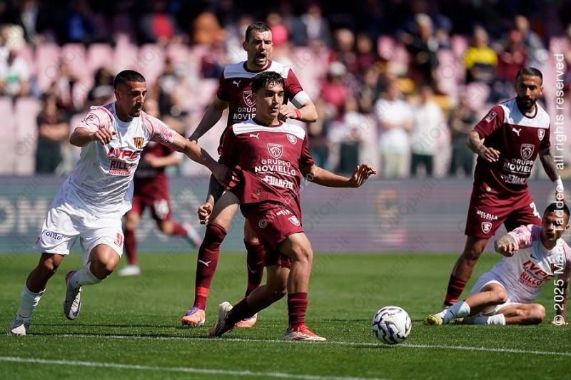 #Benevento ascendió a la #SerieB, después de tres años. Su victoria, como visitante, en el Derby de Campania (2-0 v. #Salernitana) sumado a la caída de Catania fue la combinación necesaria para conquistar la "Zona C" de la #SerieC. 

Segundo pasajero confirmado, luego de Vicenza.