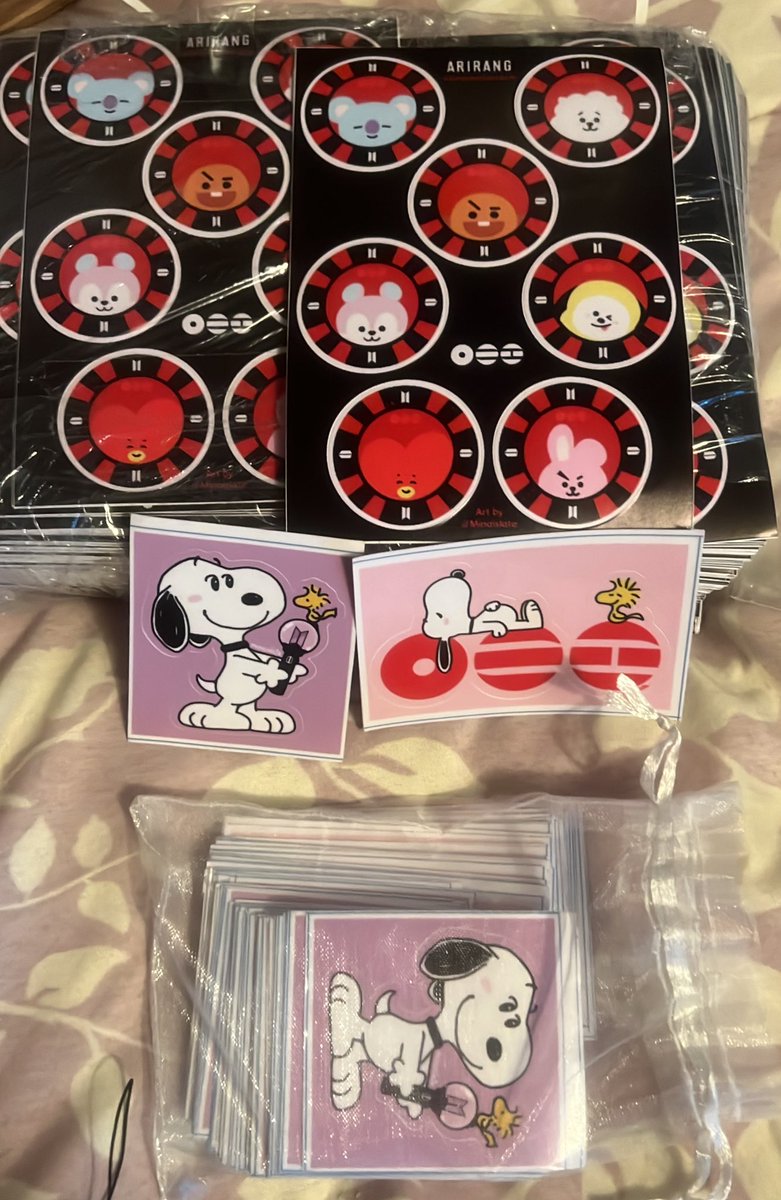 Look at what arrived today!!! My concert freebies made for me by <a href="/MinaIsLate/">Mina⁷ 🇵🇪 Comms open (2/3)</a> are so perfect!!! Snoopy for Stanford and Casino chips for Vagas baby! 💜🎉💜