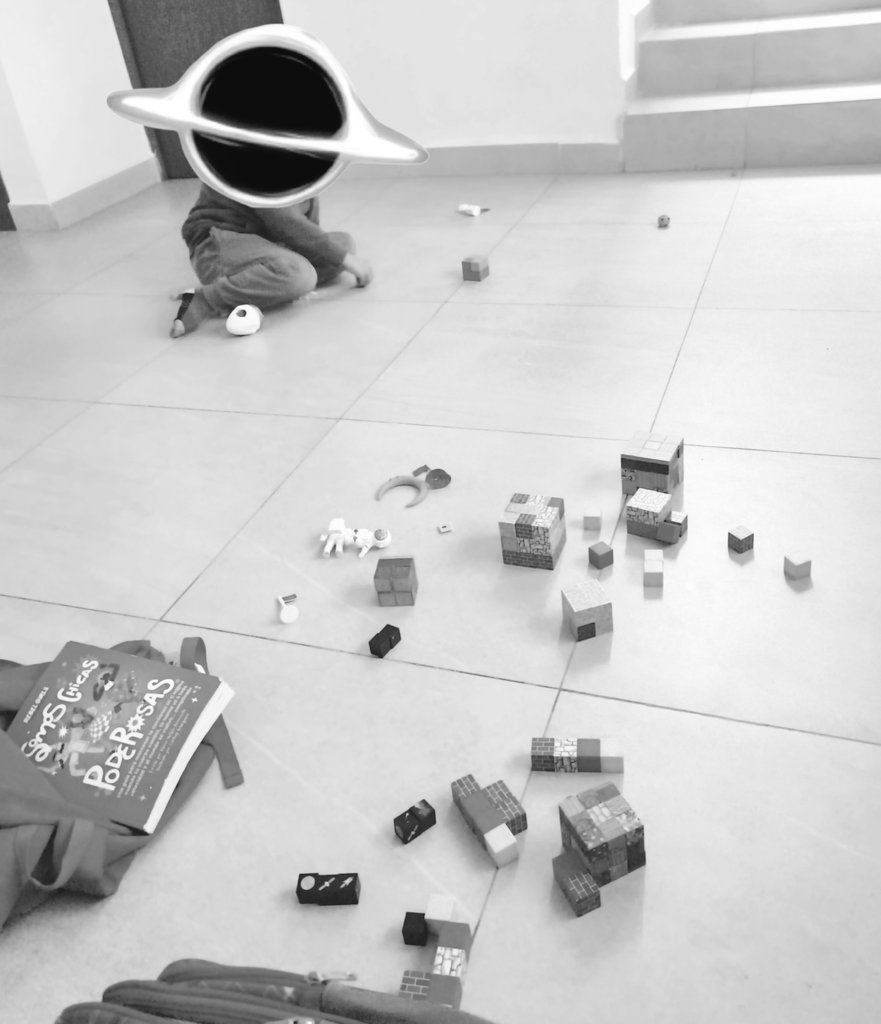 Nuestra peque de 10 contando lo que aprendió en la escuela sobre cohetes y alunizaje. Nuestro peque de 6 explicando decenas de cosas, hoy recordó varias veces que todo el sistema solar cabe entre la luna y la Tierra y aún sobra, hizo un modelo y todo y gente diciendo que es plana