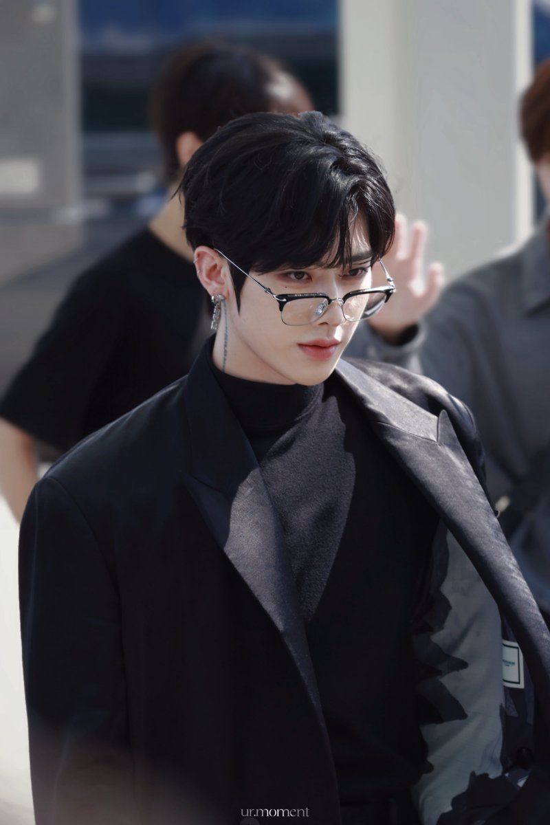 ur.moment tweet media