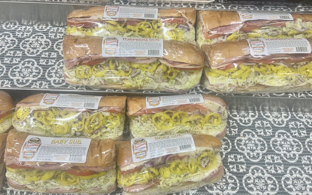 laurabagley4's tweet image. new Buscemis on Auburn and Dequindre , go see Gus for subs and pizza! #FoodSpot 🥪