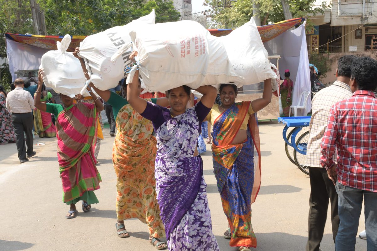 samueldbrc's tweet photo. DBRC is supporting waste pickers by providing tricycles as a livelihood initiative, helping enhance their income and improve their working conditions. Earlier, they walked long distances carrying heavy loads of waste on their shoulders, making their work physically exhausting https://t.co/tq3SMaxrmq