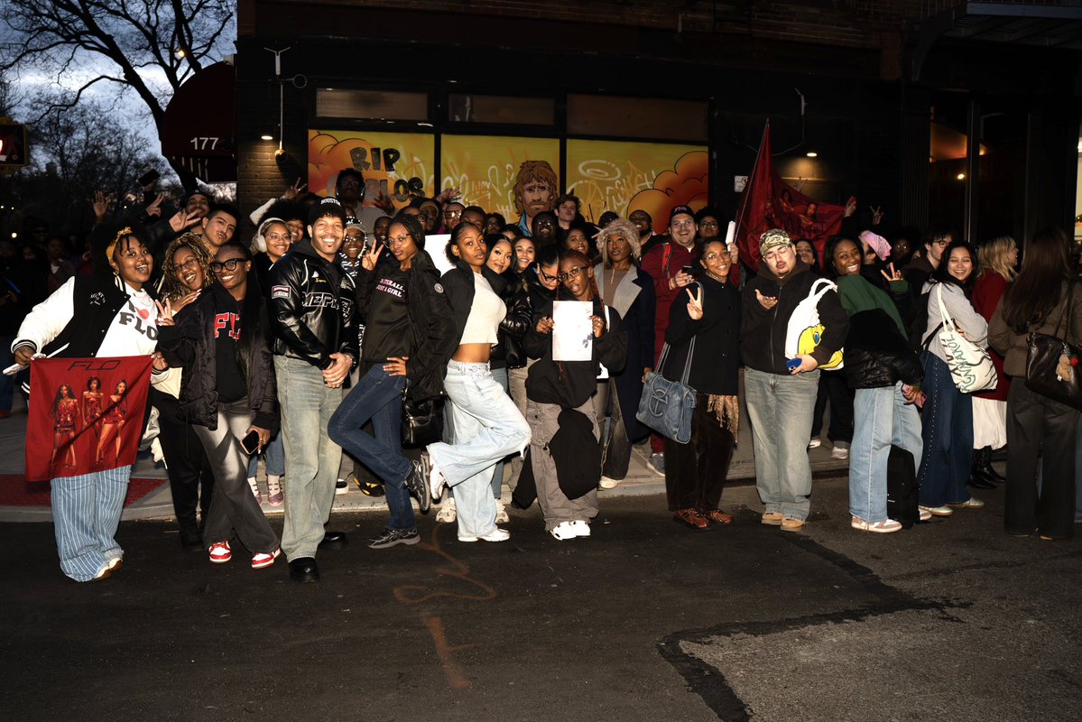 theellieforte's tweet image. Flolifers forever ! NYC group photo of fans at the @flolikethis Leak it event #FLO
