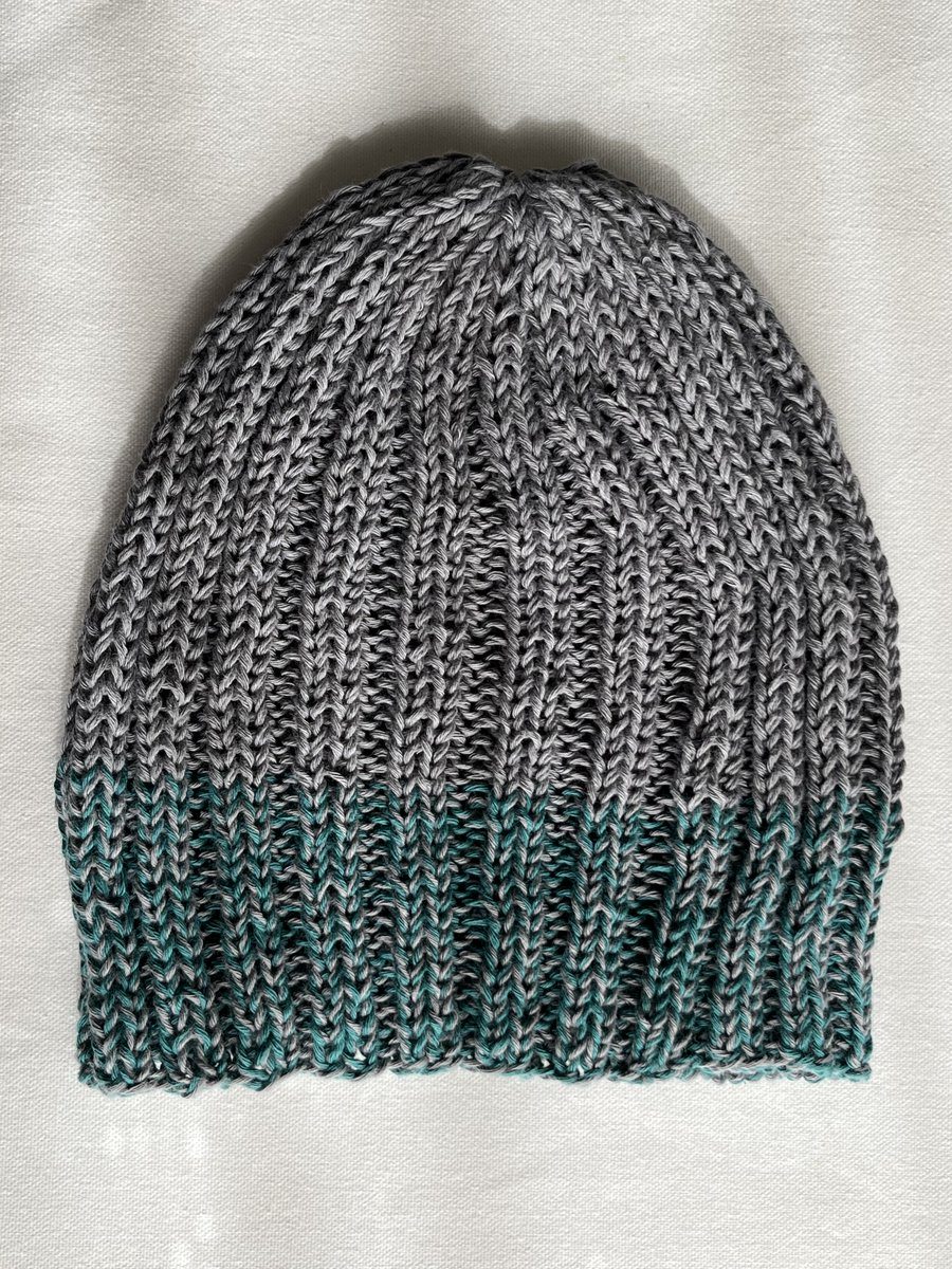 knittinghigh's tweet photo. ターコイズとグレーの引き揃えから始まるニット帽を編んでみました。 https://t.co/UTIChDfhXa