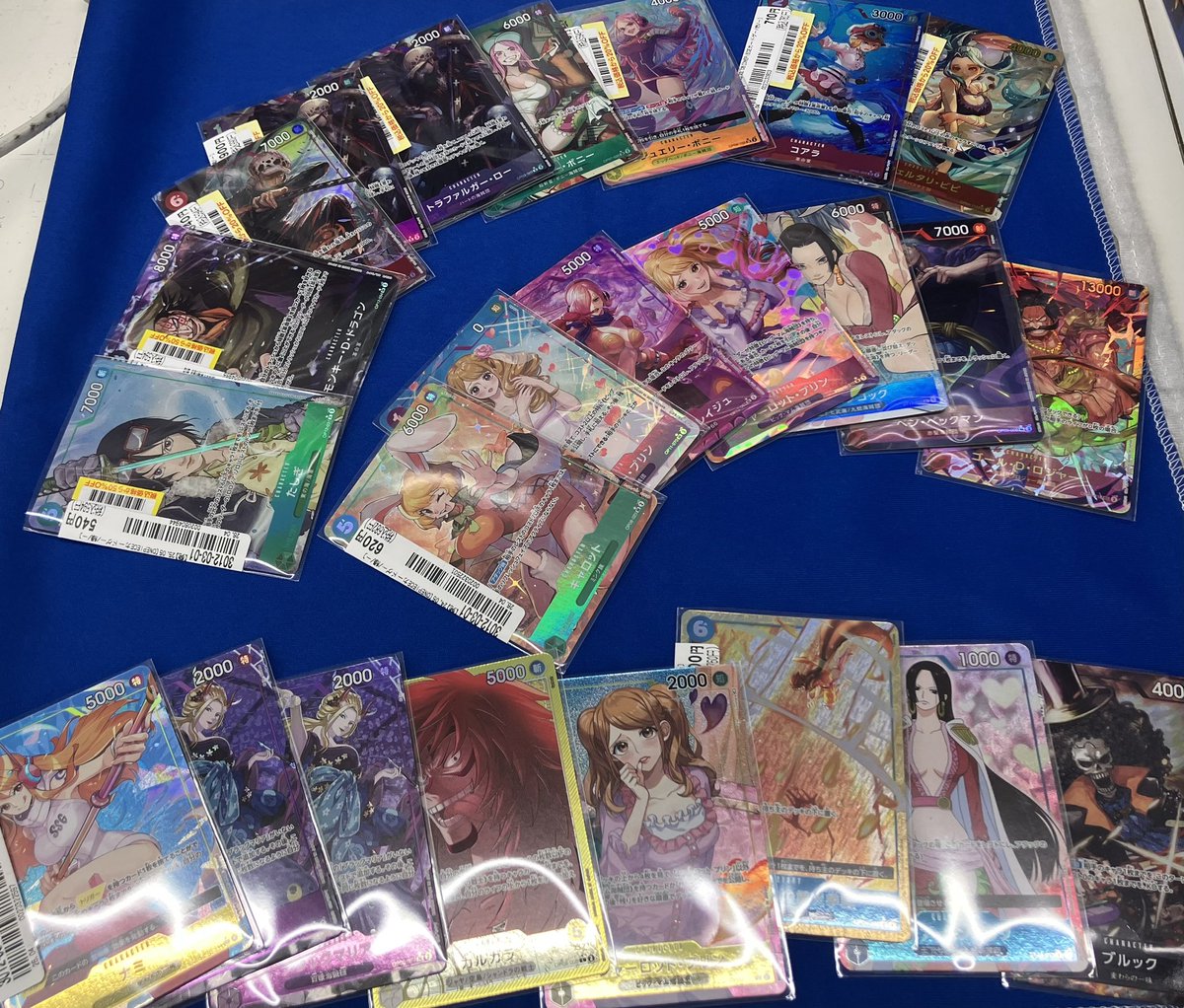 BOOKOFFsanda's tweet photo. 📢トレカコーナーお知らせ📢

ONEPIECEカードを
　沢山お売りいただきました✨

なんと、パラレルが約50枚ほど‼️

🙇写真に全て収めきれませんでした🙇

本日中に全てショーケースに並べさせていただきますので、ぜひお越し下さいませ

#三田市
#トレカ
#ワンピース
#ONEPIECE
#パラレル https://t.co/vFvY3HOTaQ