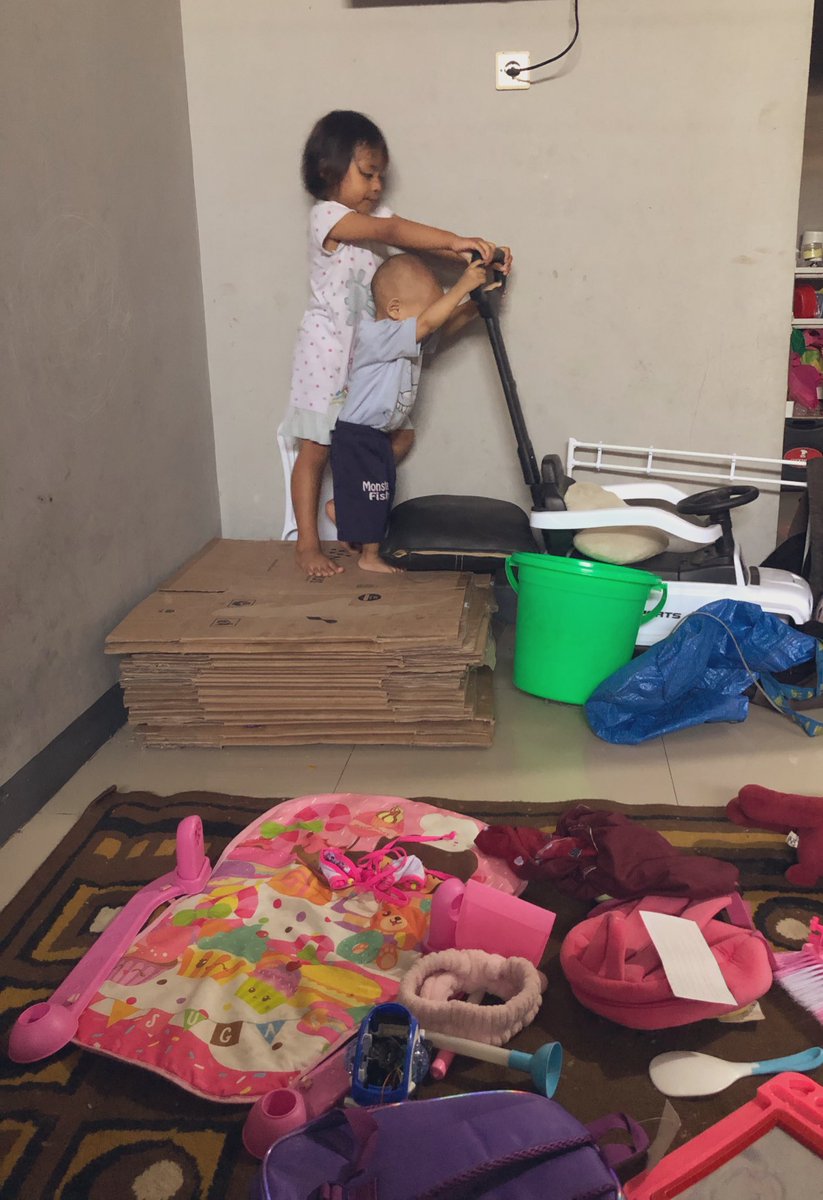 Pagi pagi udah di kirim foto sama my bini, kerjaan toddler di pagi hari udah sesibuk itu ya?