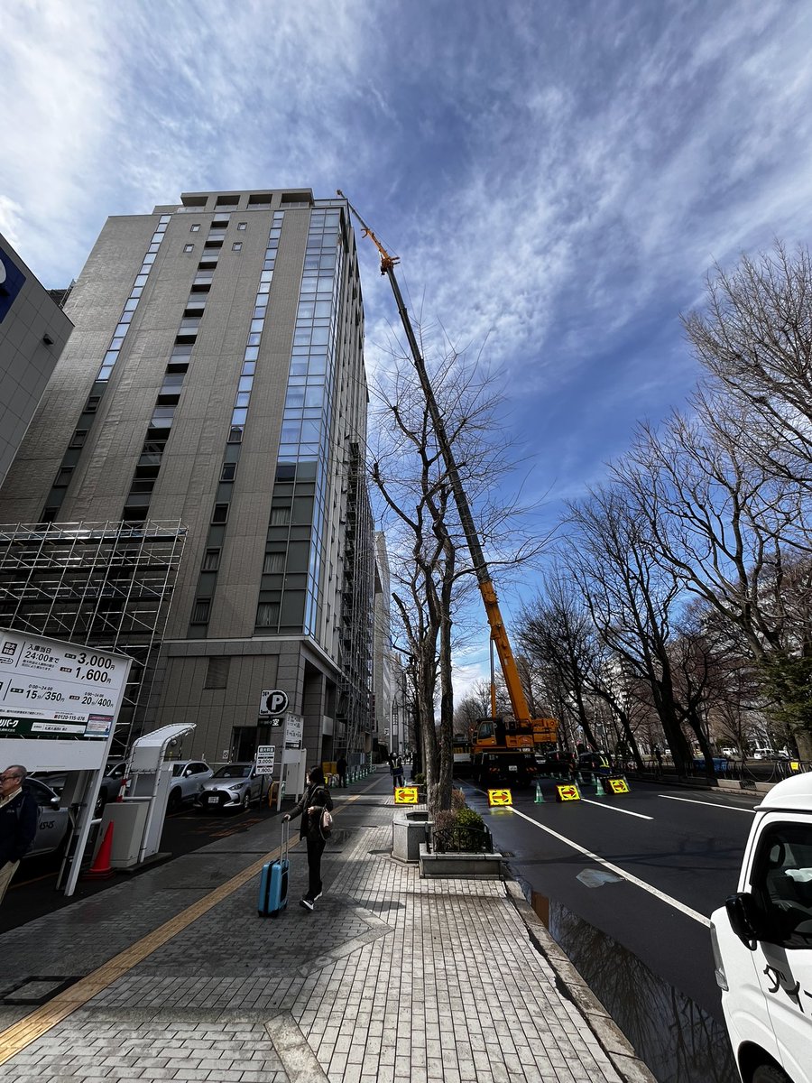 netefugi's tweet photo. クレーンの下を人が通っているけど、これは問題ないの？ https://t.co/FW6VY6QEBH