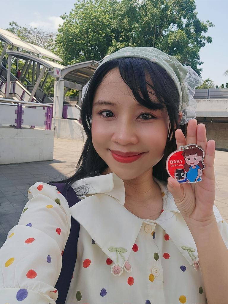 BeamSensei's tweet photo. 妊娠中のママさんは、タイのBTSとMRTでマタニティバッチがもらえます！🤰
BTSに確認したところ、タイに住んでいる外国人の方でも受け取れるそうです。
現在、BTSとMRTピンクライン、MRTイエローラインの合計3路線で配布されています。
バッジとして使っても、バッグに付けてもOKで、とっても可愛いです https://t.co/GWFBVfEPnU