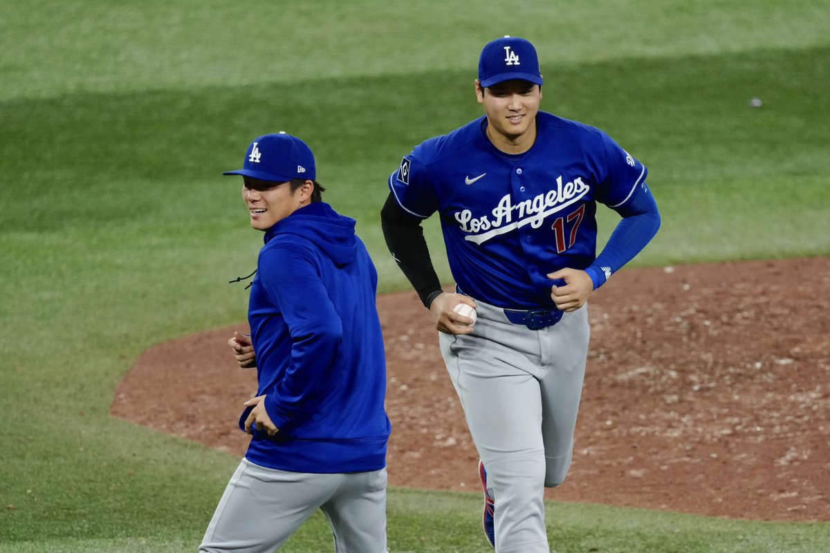 #ドジャース 勝利後 #大谷翔平 投手と #山本由伸 投手がマウンドへ👀

登板前日のルーティンになってますね😄

笑顔で2人の時間を楽しんでます✨

Photo by Takashi Kurosawa

#ShoheiOhtani #Shotime #Dodgers #LetsGoDodgers