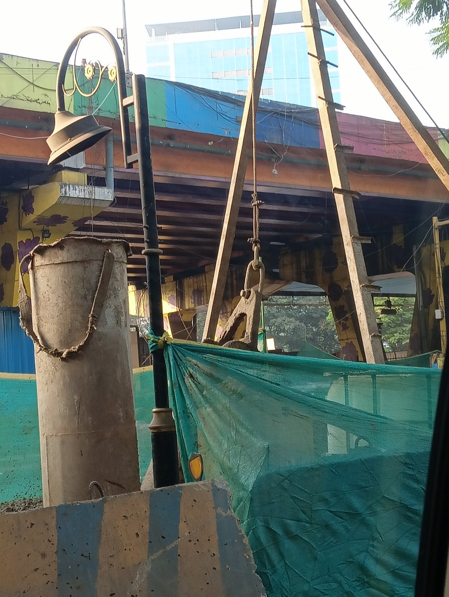 PawanDuggirala's tweet photo. @TMCaTweetAway @ThaneCityPolice
Unsafe lifting setup near Viviana Mall, Thane. 
Wire rope terminated with <3 bulldog grips on a load hook, risk of slippage &amp; falling in public area. 
# BOCW Act/Rules, Factories Act 1948, Maharashtra Factories Rules 1963. 
@RoadsOfMumbai https://t.co/jJPeN5jx86