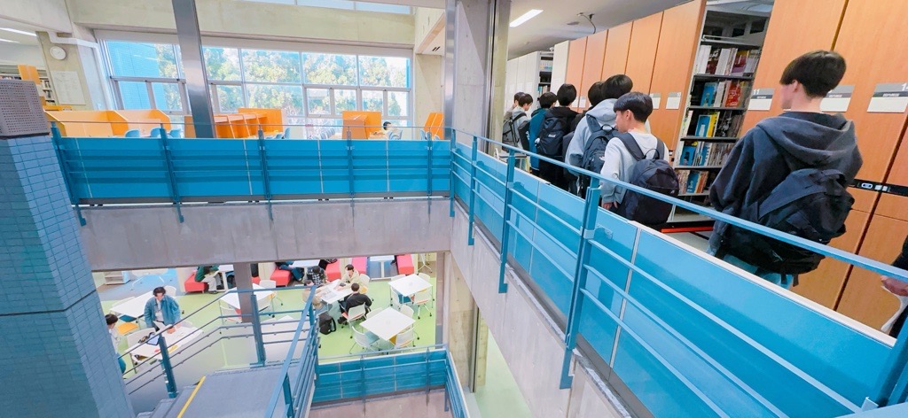 🌸新入生のみなさん、入学おめでとうございます🌸
新入生向けに学生スタッフが図書館見学を行いました！
「どこに何があるの？」を実際に体験しながらご紹介✨

📸見学の様子はこちら
x.gd/h7IMF