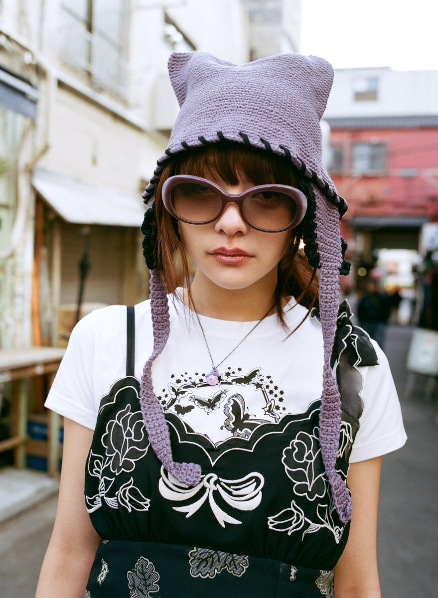 ANNASUI_japan's tweet photo. 被るとネコ耳になるシルエットの手編みニットクロッシェハット🐈‍⬛
サイドの耳当て部分にはフリルをあしらいガーリーなイメージに仕上げています。
 
https://t.co/BMYgqGEdKd https://t.co/sTSlzI24Ww