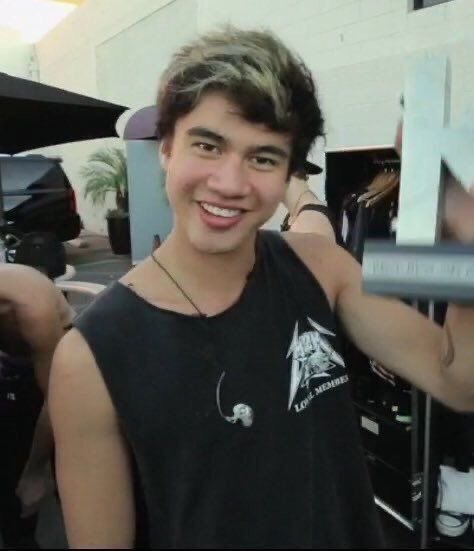 zoe 卌 MICHAEL FOLLOWS??☆ tweet media