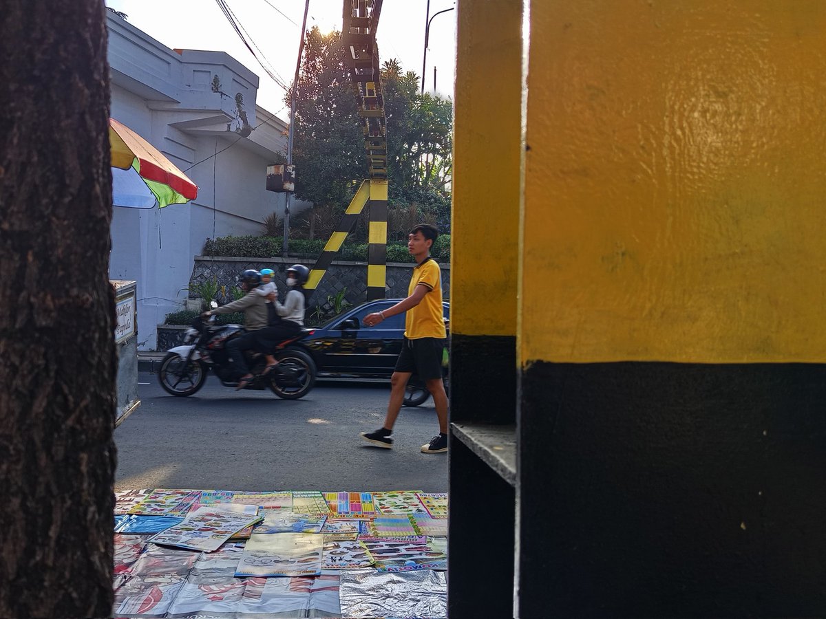 pagipho's tweet photo. #pagipho #phonegraphy #CulturalHeritage #onthestreet #humaninterest #people #dailylife #urbanlife #city #urbanpeople #indonesia #documentary #documentaryphotography #citizen #resident #urbancity #town #street #streetphoto #streets #streetphotography #city #culture https://t.co/CFSzLmZgCE