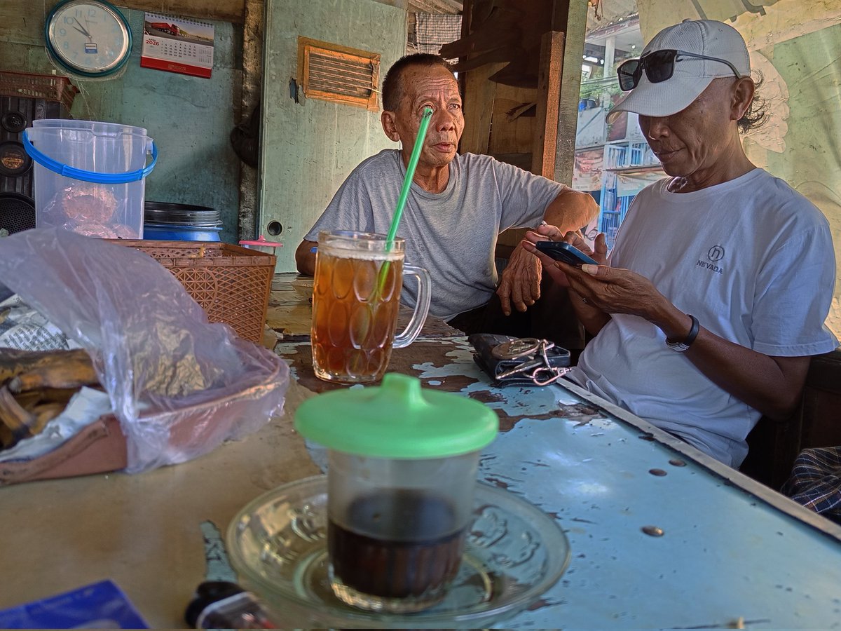 pagipho's tweet photo. #pagipho #phonegraphy #CulturalHeritage #onthestreet #humaninterest #people #dailylife #urbanlife #city #urbanpeople #indonesia #documentary #documentaryphotography #citizen #resident #urbancity #town #street #streetphoto #streets #streetphotography #city #culture https://t.co/CFSzLmZgCE