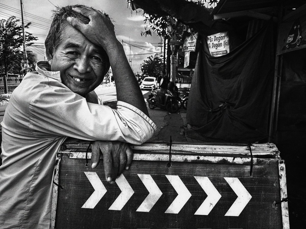 pagipho's tweet photo. #pagipho #phonegraphy #CulturalHeritage #onthestreet #humaninterest #people #dailylife #urbanlife #city #urbanpeople #indonesia #documentary #documentaryphotography #citizen #resident #urbancity #town #street #streetphoto #streets #streetphotography #city #culture https://t.co/CFSzLmZgCE