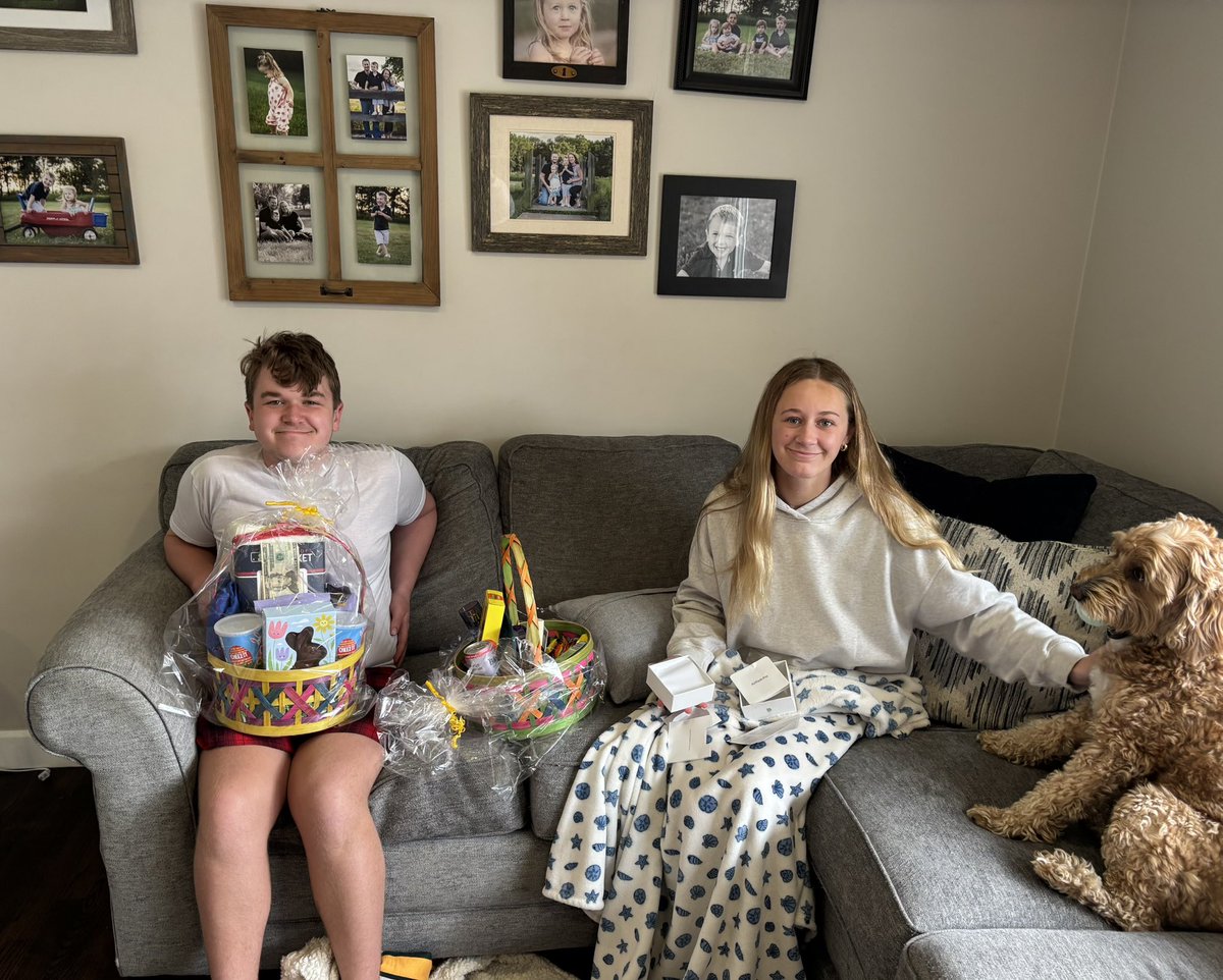 MikeREarnshaw's tweet image. Happy Easter from the Earnshaw’s! 

So blessed for such an amazing family! 

#easter #Eastermondayvibes #EasterWishes #EasterGreetings