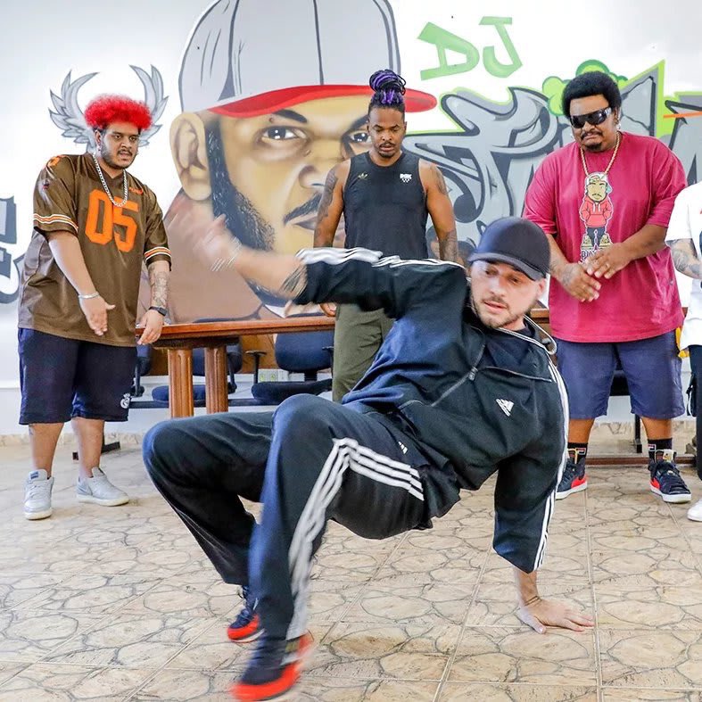 El mes pasado, Brasil lanzó la Escuela Nacional de Hip-Hop (H2E) para llevar esta cultura a escuelas públicas como herramienta pedagógica. Con este programa, se complementa el currículo con formación docente y contenidos que conectan con los jóvenes, fomentan la creatividad y