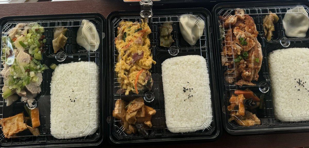 kaenginnza's tweet photo. 職人が一品ずつ丁寧に仕上げた本格中華を、600円〜700円のお手頃価格でどうぞ！
• 油淋鶏弁当
• ���ビチャーハン弁当
• 五目あんかけ焼きそば弁当
など
無料のスープ付きで、待ち時間なし！忙しい午後のエネルギーチャージにぜひ！💪

#銀座弁当 #テイクアウト #コスパ最高 #華宴 #銀座3丁目 https://t.co/dGT4t5Tidz