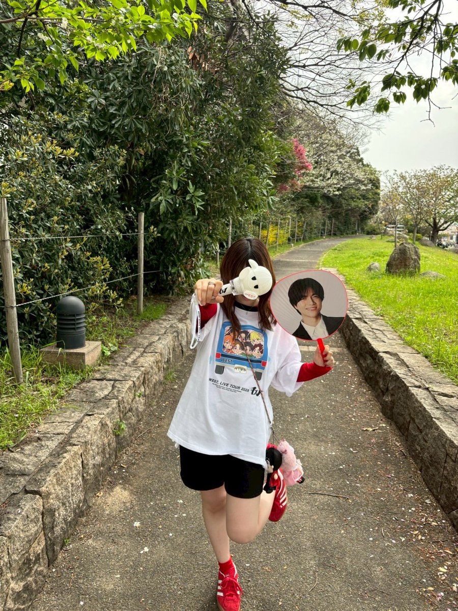 WEST__7777's tweet photo. 4/7 17時〜 マリンメッセ福岡

1年ぶりにWESTに会えた💖セトリ良すぎたし面白くてかっこよくて幸せすぎた‼️バクステ後ろの6列目で、神席だしメンバー近くまで来てくれるし最高すぎる2時間半でした🌟
次はPayPayで待っちょるよ▶️
#唯一無二  #WESTꓸ https://t.co/HBhtT27HhB
