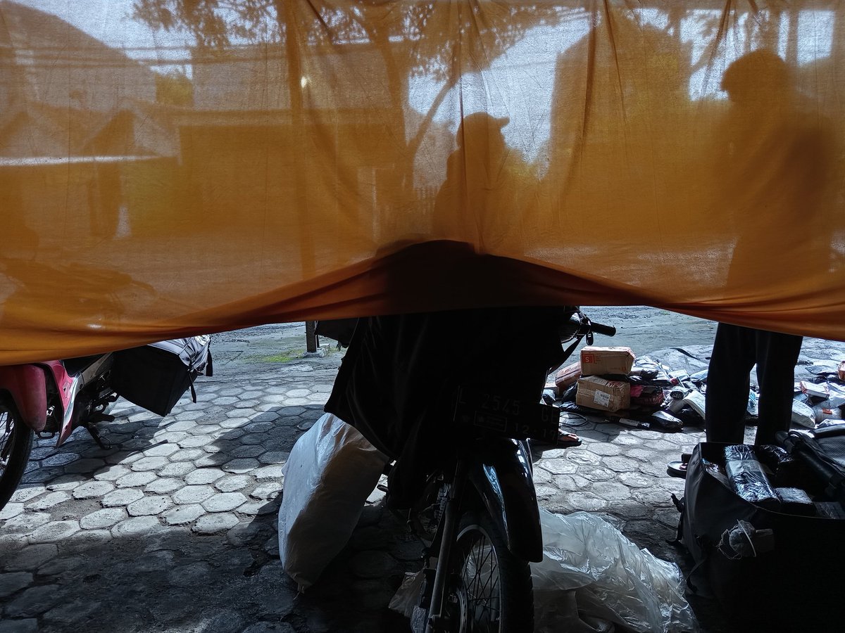 pagipho's tweet photo. #pagipho #phonegraphy #CulturalHeritage #onthestreet #humaninterest #people #dailylife #urbanlife #city #urbanpeople #indonesia #documentary #documentaryphotography #citizen #resident #urbancity #town #street #streetphoto #streets #streetphotography #city #culture https://t.co/RYPWbytOCW