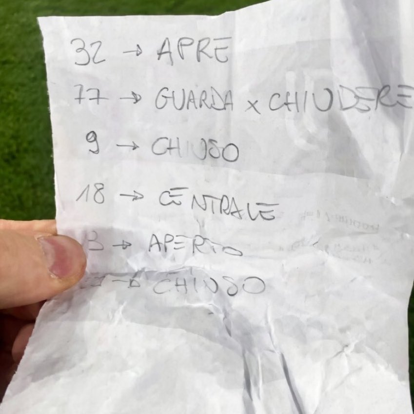 JCIndonesia's tweet photo. Carlo Pinsoglio memberikan catatan kepada Michele Di Gregorio untuk membantunya menyelamatkan tendangan penalti melawan Genoa.

I love this club. 

Tapi bentar, itu Pinsoglio kok bisa cepet gitu ngasih bocoran ya? https://t.co/jqSjojnPHd