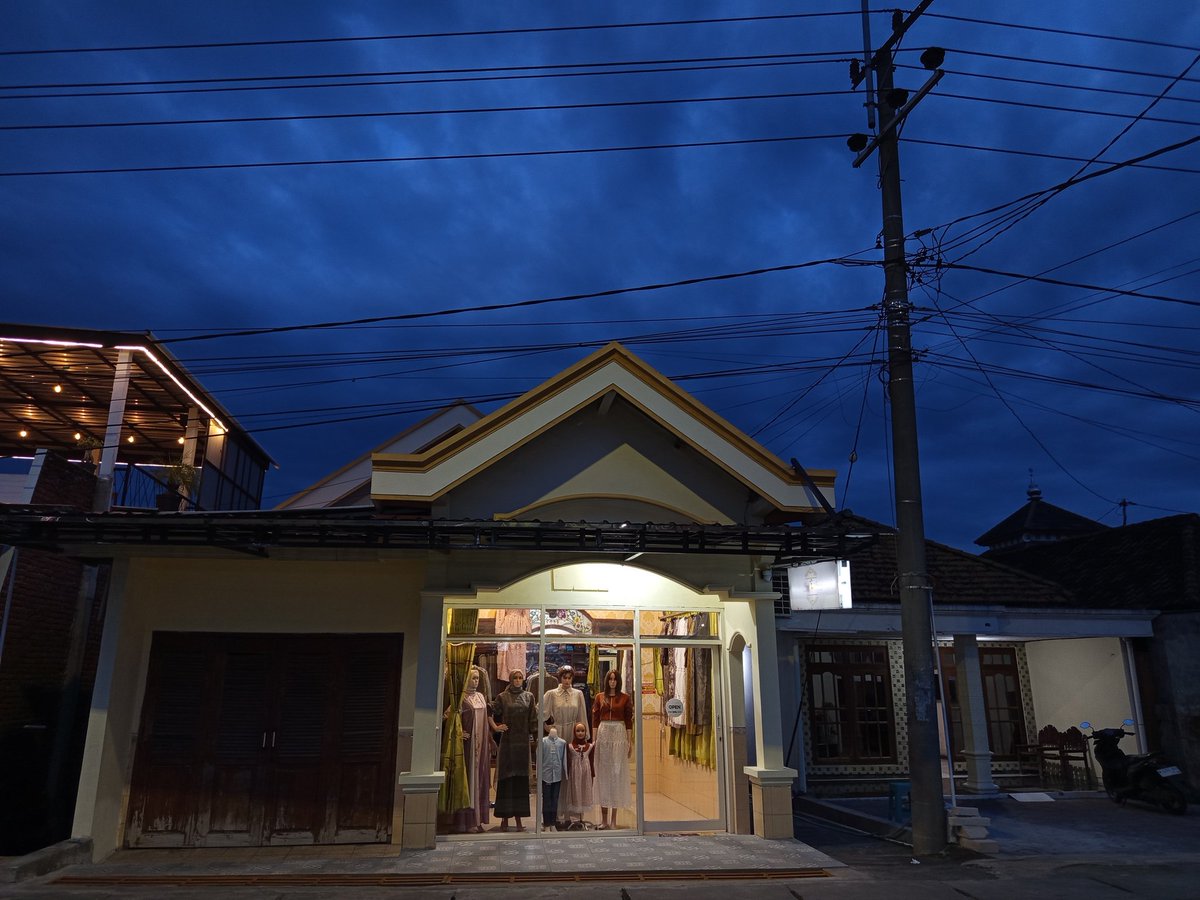 pagipho's tweet photo. #pagipho #phonegraphy #CulturalHeritage #onthestreet #humaninterest #people #dailylife #urbanlife #city #urbanpeople #indonesia #documentary #documentaryphotography #citizen #resident #urbancity #town #street #streetphoto #streets #streetphotography #city #culture https://t.co/52LyVX5P7r
