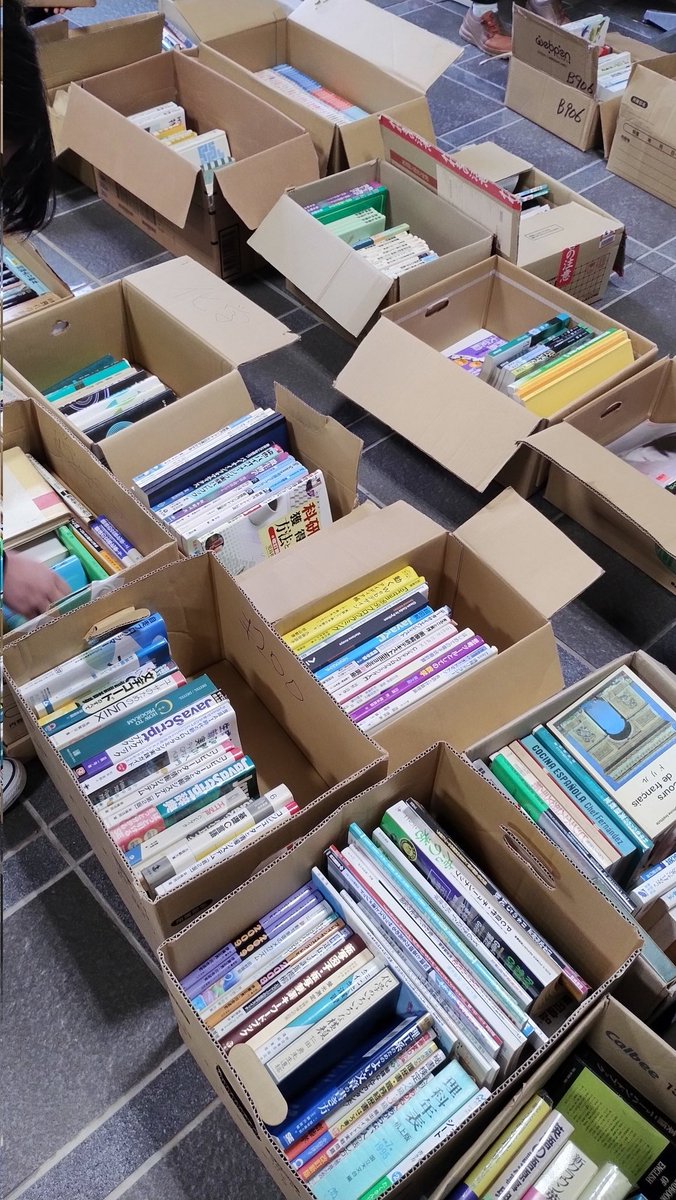 sparkle_join_us's tweet photo. 昨日に引き続き古本販売中📚️✨

いろいろな本売ってます！
雨天につき屋内の研究棟ロビーにて
〈金額例〉
分厚い専門書:定価の1/3
教科書、読み物、資格書:～300円
専門書もそれ以外も安く手に入る！

16時まで！！！ https://t.co/7cdXEw6jvx