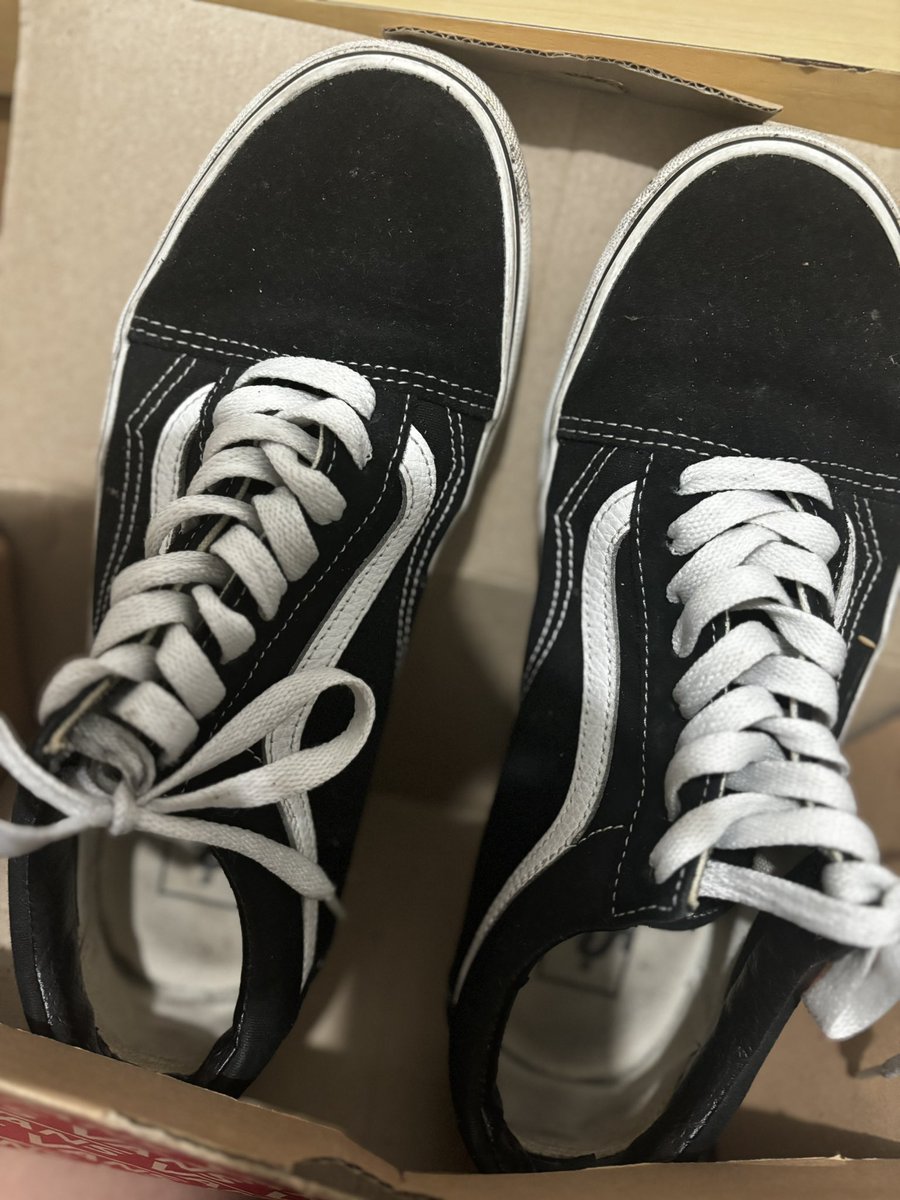 ekaaaayuu's tweet photo. nitip lapak mau jual.
vans os ukuran 40. 
minim pemakaian jual net 550 aja. asli yeee 🫡 https://t.co/O8EWngYqzn