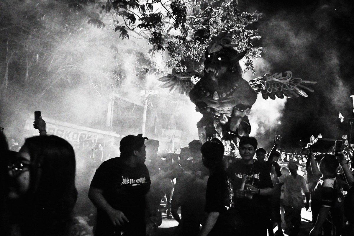 pagipho's tweet photo. #pagipho #ogohogoh #nyepi #blackwhite #blackandwhite #CulturalHeritage #onthestreet #humaninterest #people #dailylife #urbanlife #city #urbanpeople #indonesia #documentary #documentaryphotography #urbancity #town #street #streetphoto #streets #streetphotography #city #culture https://t.co/O9eTATX4MW