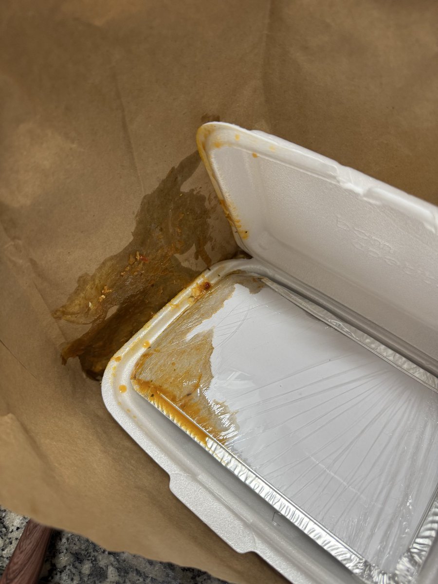 ppedroluca1's tweet photo. Fiz um pedido que veio revirado e o @iFood não aceitou meu pedido de estorno, mesmo anexando as fotos. 84 reais jogados no lixo. Ainda bem que as outras empresas estão acabando com esse monopólio. Já cancelei meu clube e não peço mais lá. https://t.co/IyN4dxCFWw