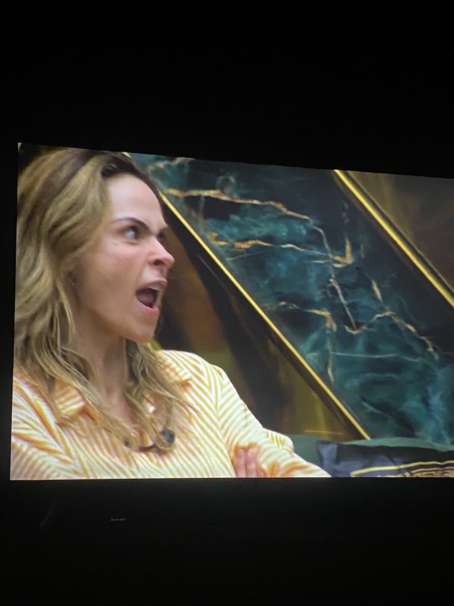 Teaaago's tweet photo. Momento em que a @anapaularenault começa a jantar as meninas super invejosas https://t.co/AumPUIDp2B