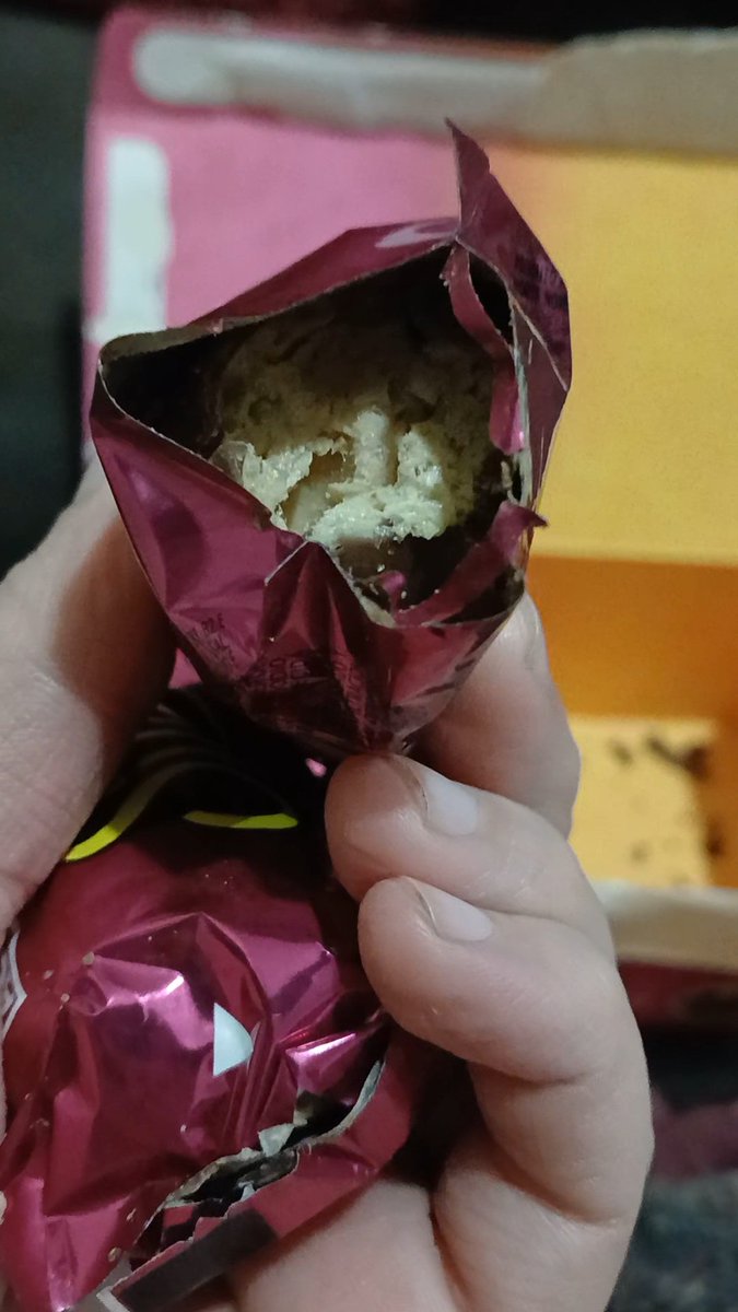 bb__videos's tweet photo. Finalmente abri a caixa de bombom Sonho de Valsa e Ouro Branco que ganhei da Americanas nessa Páscoa @americanas 

E aconteceu algo inédito, veio dois bombons em uma embalagem, mas a embalagem veio aberta :(

Eu vou comer, @Lacta mas tomem cuidado para não terem problemas lacta https://t.co/jBR1l5GCsC