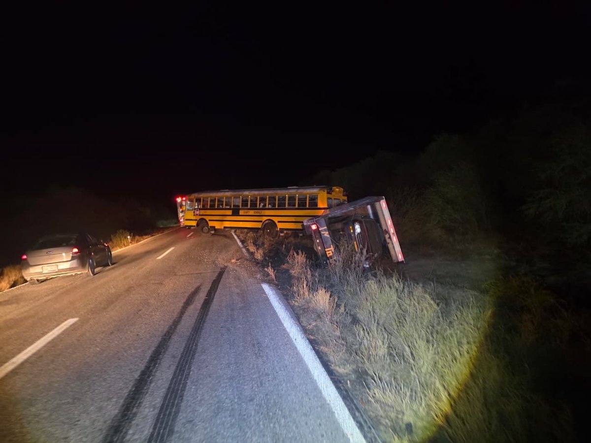 VoceriaSegTamps's tweet image. #VoceríaInforma

Auotoridades atienden accidente entre autobús de transporte escolar y camión en carretera Victoria-Matamoros a la altura del kilómetro 57 de #Padilla. No se registran personas lesionadas.

📍 Ubicación:
maps.app.goo.gl/oYDL8aNQK2zpcG…

La vialidad se encuentra obstruida
