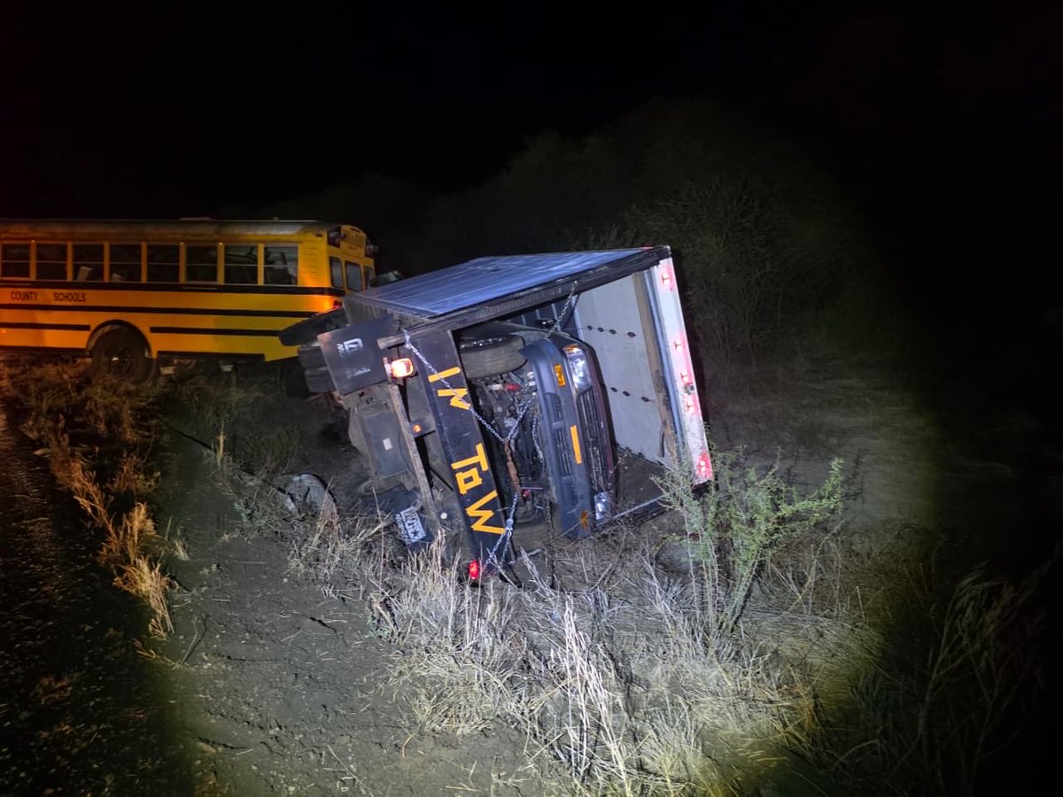 VoceriaSegTamps's tweet image. #VoceríaInforma

Auotoridades atienden accidente entre autobús de transporte escolar y camión en carretera Victoria-Matamoros a la altura del kilómetro 57 de #Padilla. No se registran personas lesionadas.

📍 Ubicación:
maps.app.goo.gl/oYDL8aNQK2zpcG…

La vialidad se encuentra obstruida