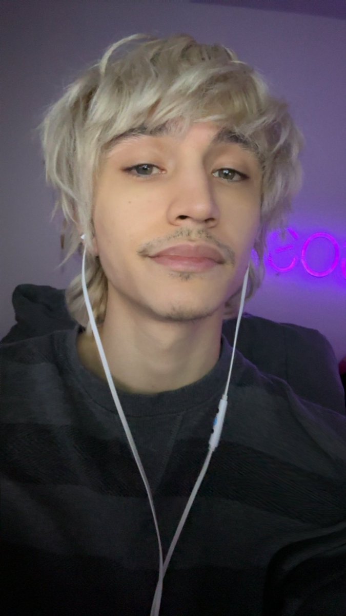lowkeydeegs's tweet photo. live on Twitch :) playing more dbd https://t.co/0vjIO1RXLq