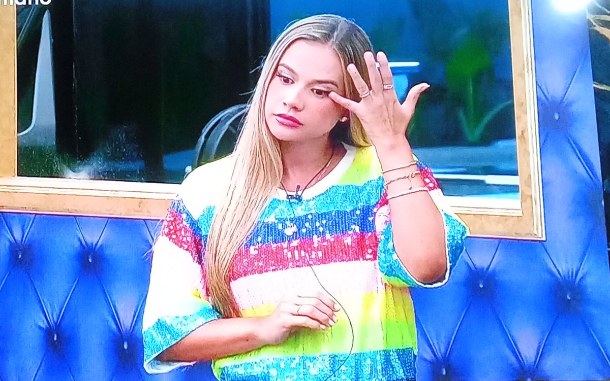 babycat2023's tweet image. Ya se sabía un rato antes q se iba la veneca creída de #Cinzia racista que maltrató a #Mavinga con gestos de indios le hacía. Se río de ja gordura de #Yipio  gracias producción por no meter mano esta vez. Son gente mala los venezolanos #GranHermanoGeneraciónDorada #Granhermano