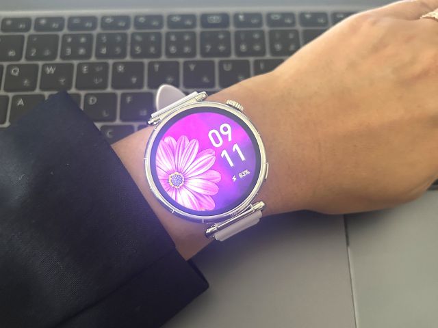 yurikamomediary's tweet photo. 【PR】 
🚨本日4/7 23:59終了！HUAWEI新生活セール🚨 
私はGT6のパープルを仕事でも愛用。
ネイビースーツにも驚くほど馴染みます。 
オフィスでも健康管理。終わればそのままランへ🏃‍♀️
⌚33,880円 → 27,770円（🎁色が選べるベルト1本）
👇セールの詳細はこちらです
 https://t.co/dqL3auxq3Z https://t.co/gaMOykHc4Y