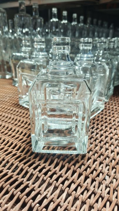 langchaoqiang's tweet image. Stop chasing generic bottles. Your spirit deserves a silhouette that captures the light and the market. 🥃✨
First impressions are made in 0.05 seconds. This geometric precision isn't just glass; it’s a branding statement.

#CustomSpiritsBottles #GlassPackaging #DistilleryLife