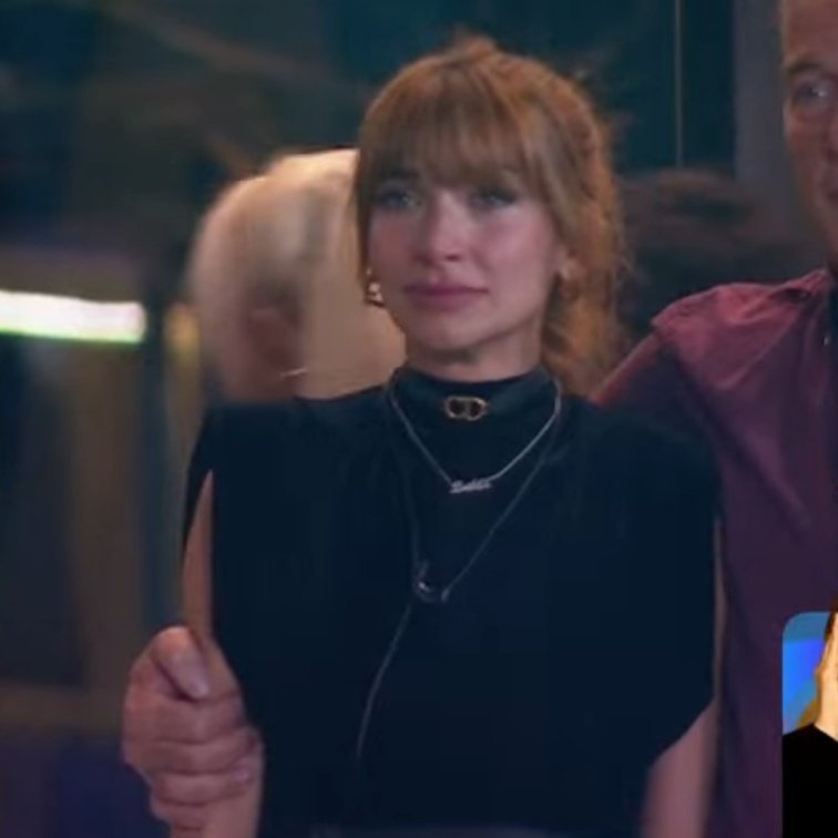 la cara de una mujer que sabe que este gran hermano no tiene solución 

#GranHermano