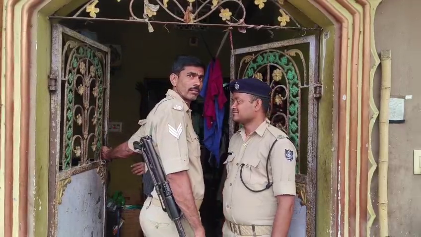 PrameyaDigital's tweet image. #ଗୋ_ମାଫିଆଙ୍କ_ଘରେ_ଚଢ଼ାଉ
-ଏକାକାଳୀନ ୮ଟି ସ୍ଥାନରେ ଚାଲିଛି ରେଡ୍
-ପୁରୁଣାବଜାର,ଗୁଜିଦରଡ଼ା ଅଞ୍ଚଳରେ ଚଢ଼ାଉ
-ଏବେ ପର୍ଯ୍ୟନ୍ତ ୨୦ ଲକ୍ଷ ନଗଦ ଟଙ୍କା ଜବତ
-ବନ୍ଧୁକ ଓ ମାରଣାସ୍ତ୍ର ମଧ୍ୟ ଅନେକ ସ୍ଥାନରୁ ଠାବ
-୫ ଗୋ ମାଫିଆଙ୍କୁ ଅଟକ ରଖିଲା ଭଦ୍ରକ ପୁଲିସ
-ଭଦ୍ରକ ଏସପି ମନୋଜ ରାଉତଙ୍କ ସୂଚନା
#Gomafia #Raid #Police #Bhadrak