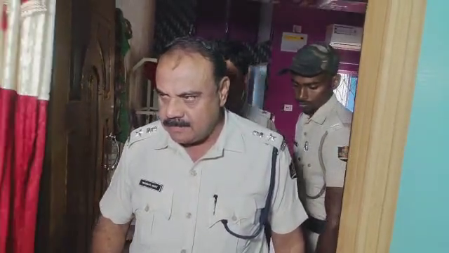 PrameyaDigital's tweet image. #ଗୋ_ମାଫିଆଙ୍କ_ଘରେ_ଚଢ଼ାଉ
-ଏକାକାଳୀନ ୮ଟି ସ୍ଥାନରେ ଚାଲିଛି ରେଡ୍
-ପୁରୁଣାବଜାର,ଗୁଜିଦରଡ଼ା ଅଞ୍ଚଳରେ ଚଢ଼ାଉ
-ଏବେ ପର୍ଯ୍ୟନ୍ତ ୨୦ ଲକ୍ଷ ନଗଦ ଟଙ୍କା ଜବତ
-ବନ୍ଧୁକ ଓ ମାରଣାସ୍ତ୍ର ମଧ୍ୟ ଅନେକ ସ୍ଥାନରୁ ଠାବ
-୫ ଗୋ ମାଫିଆଙ୍କୁ ଅଟକ ରଖିଲା ଭଦ୍ରକ ପୁଲିସ
-ଭଦ୍ରକ ଏସପି ମନୋଜ ରାଉତଙ୍କ ସୂଚନା
#Gomafia #Raid #Police #Bhadrak