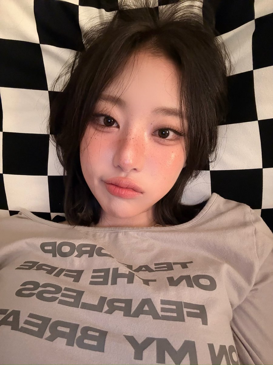 0128bbl's tweet photo. [260214] 📸🐈‍⬛

“초콜릿 대신 제 셀카는 어떠신가요” (how about my selca instead of chocolate) 21:26

“다굽자 메이크업” (toasty makeup) 21:28

#션 #빌리 https://t.co/WzFH6pWIYu
