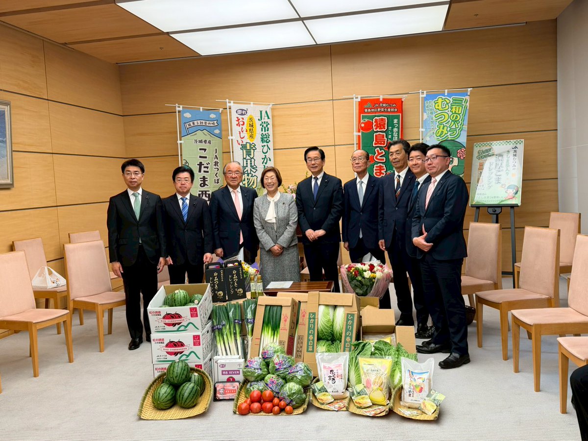 tadokoroyoshin's tweet photo. 地元名産、こだま西瓜やレタス等の農産物をより多くの方々に知って頂く為に、茨城県西農業協同組合協議会(JA北つくば・JA茨城むつみ・JA常総ひかり・JA岩井)、県議会議員等の皆さまと首相官邸を訪問し、木原 稔 内閣官房長官にPRしました。
続きは下記ブログを御覧ください。
 https://t.co/Pt5eMa8y9F https://t.co/VhQu2x1DZu