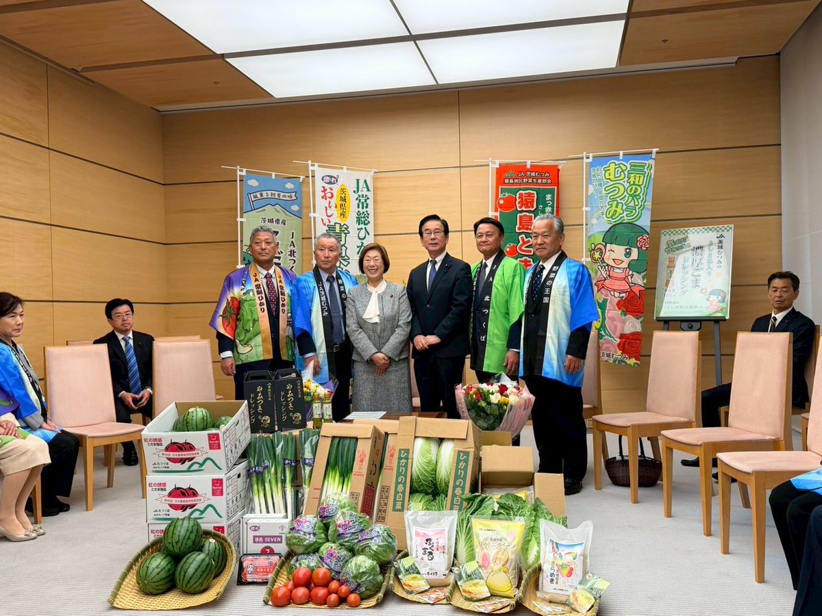 tadokoroyoshin's tweet photo. 地元名産、こだま西瓜やレタス等の農産物をより多くの方々に知って頂く為に、茨城県西農業協同組合協議会(JA北つくば・JA茨城むつみ・JA常総ひかり・JA岩井)、県議会議員等の皆さまと首相官邸を訪問し、木原 稔 内閣官房長官にPRしました。
続きは下記ブログを御覧ください。
 https://t.co/Pt5eMa8y9F https://t.co/VhQu2x1DZu