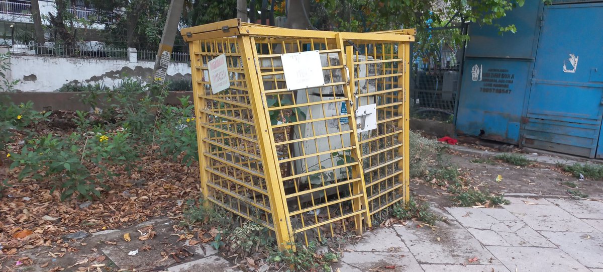 ihd10's tweet photo. @tatapower_ddl  this protection cage is damaged.. location - in front of Metro pillar no. 40 ,Model Town-3, Delhi  
It seems someone is slowly damaging it daily with intention of stealing it...  till fewdays back it was perfect &amp; locked .. https://t.co/bXeQOiT1Mz