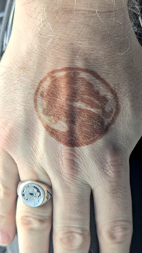 MiKeMcDnet's tweet image. My daughter, #Marin, gave me freehand #henna #tattoo of the @MortalKombat #Dragon #Logo.
(After &amp;gt; Before).
@MKMovie #MortalKombat 
@NoobDe @Todd_Garner