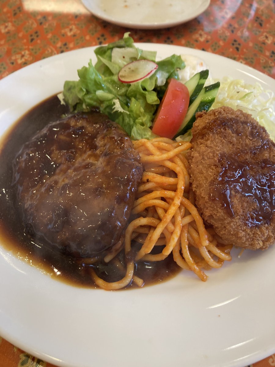 EimeiSa's tweet photo. 《#洋食kan》
いつもハンバーグにしてしまうが相方が頼んだ「ガーリックライスステーキプレート」が旨いと好評だ。隣の席のオムライスも旨そうで、カウンターの常連客のドリアも旨そうだった…
#ハンバーグ
#西海岸マリンロード商店街
#平塚ランチ https://t.co/UMT8SWv50j