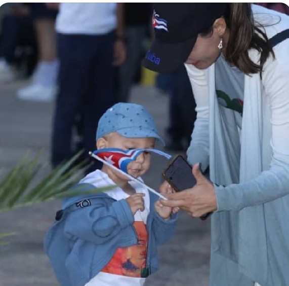 <a href="/EVilluendasC/">Enrique Villuendas</a> <a href="/AbelPrieto11/">Abel Prieto</a> <a href="/yordanyhabana/">𝐘𝐨𝐫𝐝𝐚𝐧𝐲𝐇𝐚𝐛𝐚𝐧𝐚 🇨🇺🇻🇪🇳🇮🇵🇸</a> <a href="/L0renaGM/">Lorena 🇨🇺🇵🇸</a> <a href="/AriagnaPavonG/">☭Ariagna Pavón Guerrero🌻❤️🇨🇺</a> <a href="/ShadowsOfGreys/">Greys Gómez</a> La continuidad de la Revolución es esencia. La participación del niño no es un caso único en momentos definitorios de la patria, pero es emblemático para los que la amamos y daríamos la vida en su defensa. ¡Los odiadores no pueden entender!
#CubaSoberana